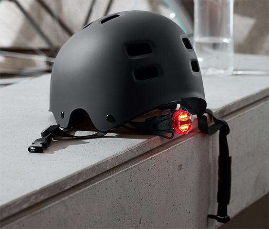 Fahrradhelm mit LED-Rücklicht, schwarz online bestellen bei Tchibo 627298