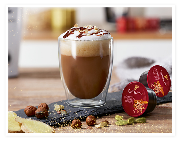 Ein zubereiteter Haselnuss Cappuccino im Glas