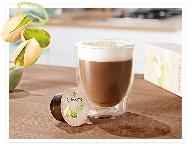 Ein zubereiteter Café au Lait Pistachio im Caffe Crema Glas