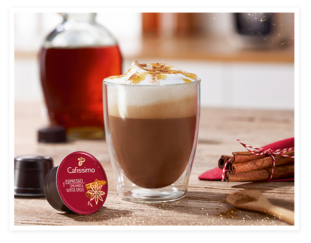 Ein zubereiteter Maple Winter Coffee im Espresso Glas