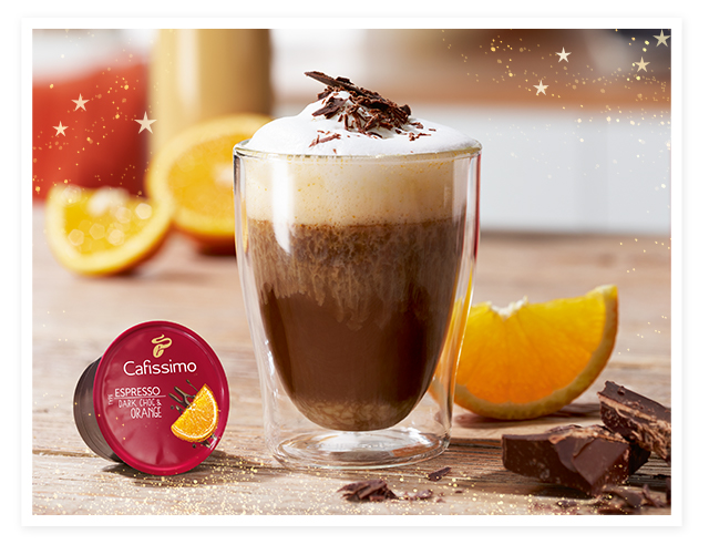 Ein zubereiteter Eierlikör-Orangen Cappuccino im Espresso Glas