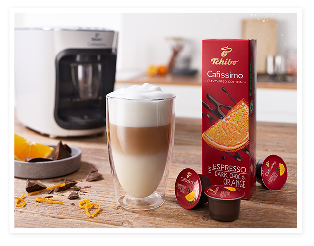Ein zubereiteter Orange Macchiato im Latte Macchiato Glas